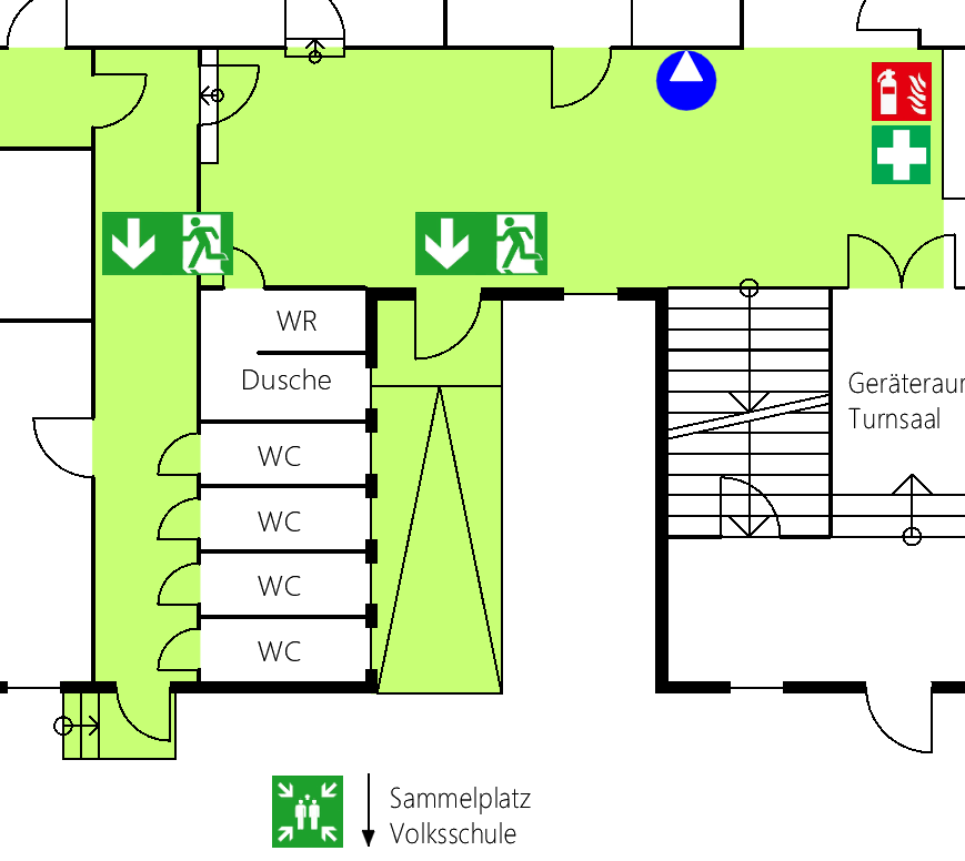 Ausschnitt aus einem Fluchtwegplan einer Schule: grün hinterlegter Fluchtweg durch den Gang, Rettungszeichen mit Richtungspfeilen, Feuerlöscher, Erste-Hilfe-Ausrüstung, Druckknopfmelder sowie die Kennzeichnung des Sammelplatzes bei der Volksschule.